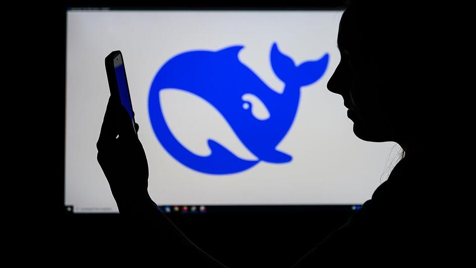 Die Vorstellung der chinesischen KI DeepSeek Ende Januar schockierte die etablierte US-Konkurrenz und löste ein Börsenbeben aus. Cybersicherheitsfachleute halten die Anwendung für bedenklich, die italienische Datenschutzbehörde hat DeepSeek auf den Index gesetzt. (Foto: Illustration) Die Vorstellung der chinesischen KI DeepSeek Ende Januar schockierte die etablierte US-Konkurrenz und löste ein Börsenbeben aus. Cybersicherheitsfachleute halten die Anwendung für bedenklich, die italienische Datenschutzbehörde hat DeepSeek auf den Index gesetzt. (Foto: Illustration)