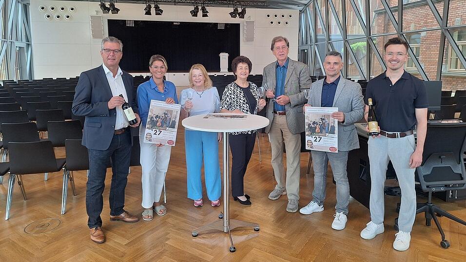 Voller Vorfreude auf das Klassik-Konzert: (v. l.) Bürgermeister Hans Schmalhofer, Kulturamtsleiterin Kathrin Tost, Kornelia Klingbeil-Knodel (Regenbogen), Elisabeth Hoffmann (Regenbogen), Regenbogen-Vorsitzender Christian Hofbrükl, Stefan Fisch (Regenbogen) und Thomas Hartl (Regenbogen). Voller Vorfreude auf das Klassik-Konzert: (v. l.) Bürgermeister Hans Schmalhofer, Kulturamtsleiterin Kathrin Tost, Kornelia Klingbeil-Knodel (Regenbogen), Elisabeth Hoffmann (Regenbogen), Regenbogen-Vorsitzender Christian Hofbrükl, Stefan Fisch (Regenbogen) und Thomas Hartl (Regenbogen).