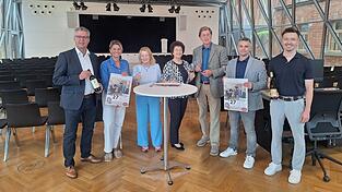 Voller Vorfreude auf das Klassik-Konzert: (v. l.) Bürgermeister Hans Schmalhofer, Kulturamtsleiterin Kathrin Tost, Kornelia Klingbeil-Knodel (Regenbogen), Elisabeth Hoffmann (Regenbogen), Regenbogen-Vorsitzender Christian Hofbrükl, Stefan Fisch (Regenbogen) und Thomas Hartl (Regenbogen).