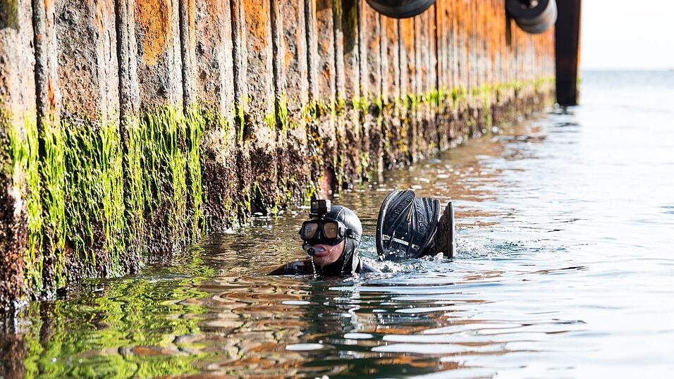 Um Minen unter Wasser unschädlich zu machen, ist der Einsatz von Minentauchern notwendig. Sie durchlaufen eine anspruchsvolle Ausbildung. (Archivbild) Um Minen unter Wasser unschädlich zu machen, ist der Einsatz von Minentauchern notwendig. Sie durchlaufen eine anspruchsvolle Ausbildung. (Archivbild)