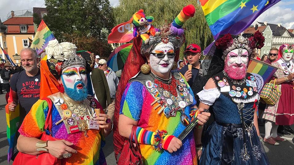 Knapp 2.000 Teilnehmer feierten am Samstag in Landhut den ersten Christopher-Street-Day Niederbayerns.
