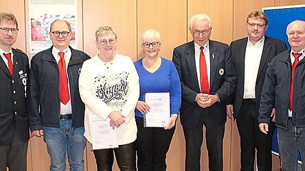 Für zehn Jahre Mitgliedschaft in der Bereitschaft Waldmünchen wird Andrea Lommer (Vierte von rechts) ausgezeichnet, bereits 40 Jahre ist Anna-Maria Urban dabei. Es gratulierten Kreisbereitschaftsleiter Norbert Winkler, Dieter Müller, Dr. Hans Schneider, Stefan Raab und Dr. Peter Hering (von links).