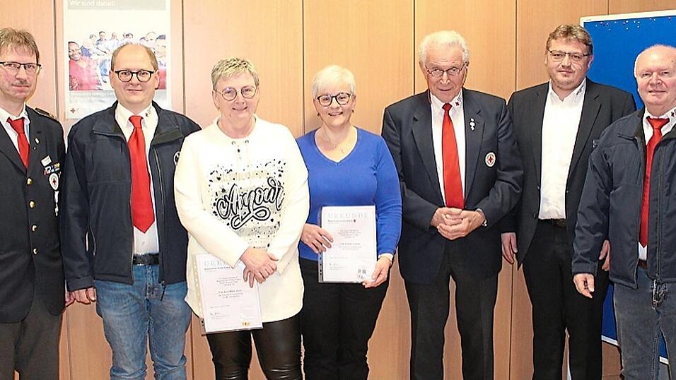 Für zehn Jahre Mitgliedschaft in der Bereitschaft Waldmünchen wird Andrea Lommer (Vierte von rechts) ausgezeichnet, bereits 40 Jahre ist Anna-Maria Urban dabei. Es gratulierten Kreisbereitschaftsleiter Norbert Winkler, Dieter Müller, Dr. Hans Schneider, Stefan Raab und Dr. Peter Hering (von links).