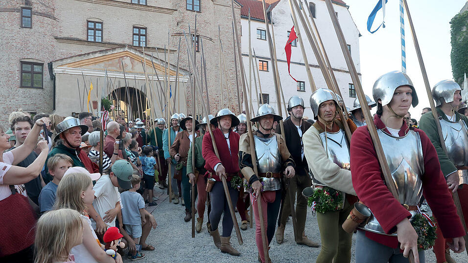 Die Reisigen verlassen die Burg: Rund 600 Kostümierte wirkten beim Burgfest mit. Die Reisigen verlassen die Burg: Rund 600 Kostümierte wirkten beim Burgfest mit.