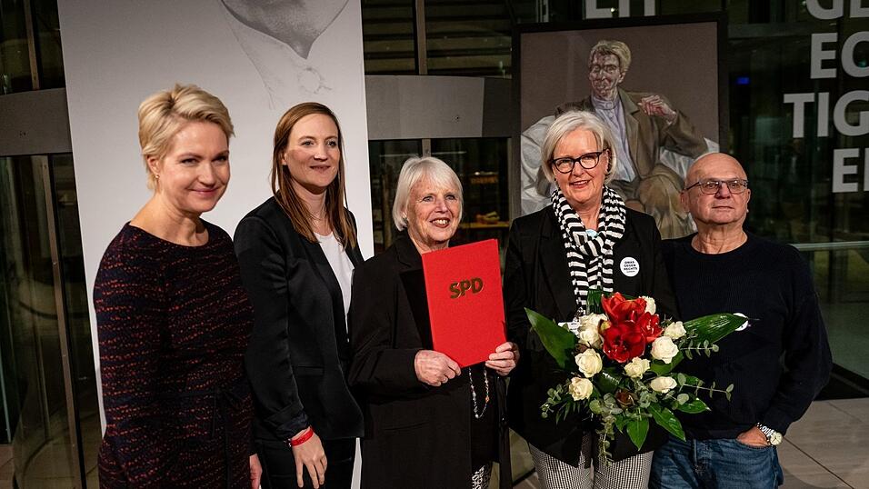 Die SPD hat den Regine-Hildebrandt-Preis verliehen - unter anderem an die Omas gegen Rechts aus Bamberg. Die SPD hat den Regine-Hildebrandt-Preis verliehen - unter anderem an die Omas gegen Rechts aus Bamberg.