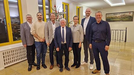 Die Fraktionssprecher Xaver N&uuml;rnberger (v.l.) und Florian Lehmann, B&uuml;rgermeister Matthias Kohlmayer, dritter B&uuml;rgermeister Xaver Hagn sowie die Fraktionssprecher Heike Aichner, Sebastian Rembeck und Thomas Muncz nach der Weihnachtssitzung.