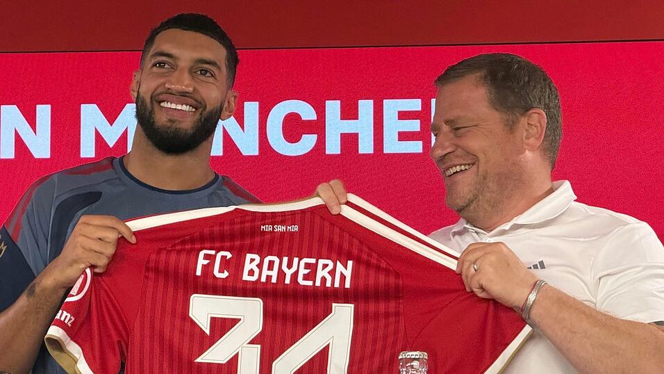 Neuzugang Saibari und Sportvorstand Eberl zeigen das Bayern-Trikot mit der Nummer 34. Neuzugang Saibari und Sportvorstand Eberl zeigen das Bayern-Trikot mit der Nummer 34.