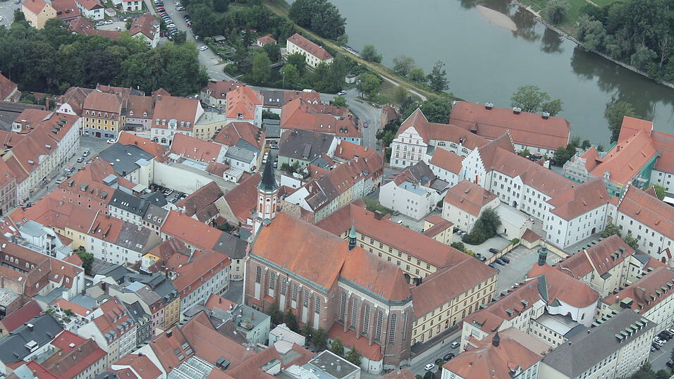 Jetzt ist der Vertrag unterzeichnet und der Kauf offiziell: Der Freistaat kauft das Straubinger Karmelitenkloster. Jetzt ist der Vertrag unterzeichnet und der Kauf offiziell: Der Freistaat kauft das Straubinger Karmelitenkloster.