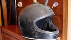 Fredls 'Dartschutzhelm'.