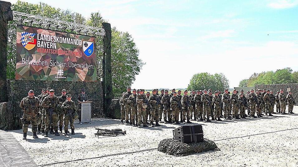 Ein Teil der Heimatschutzkr&auml;fte, die ihr K&ouml;nnen eindrucksvoll unter Beweis stellten. Der Checkpoint war ein kontrollierter Bereich, der f&uuml;r Fahrzeuge nur nach Genehmigung passiert werden konnte.
