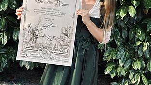 Marlene M&uuml;ller mit ihrem Diplom.