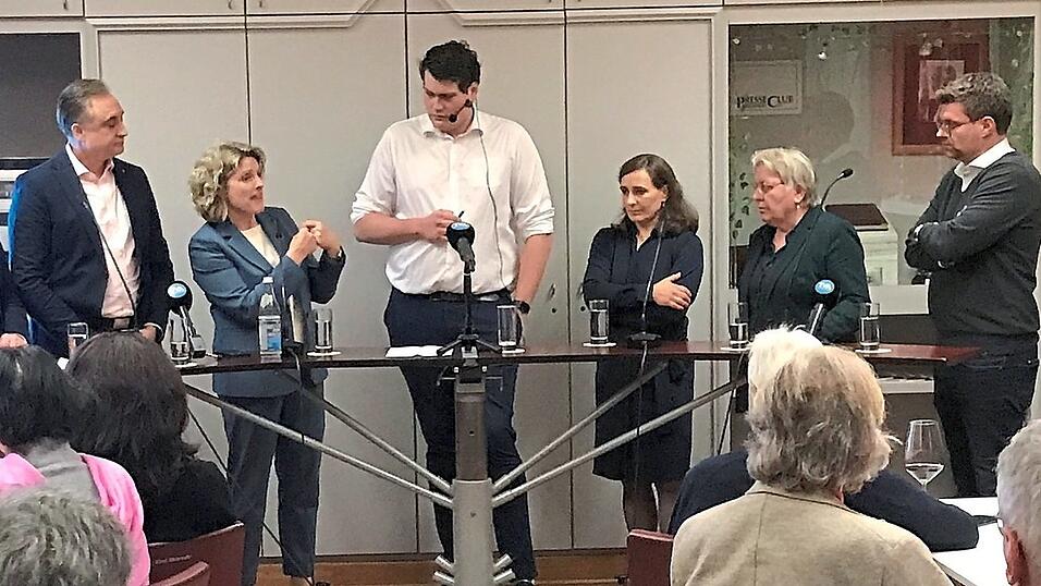 Im Presseclub diskutierten Thomas Thurow (von links, Brücke), Thomas Burger, (SPD), Astrid Freudenstein (CSU), Moderator Philip Hell, Astrid Lamby (ÖDP), Maria Simon (Grüne) und Christoph Schießl (Freie Wähler). Im Presseclub diskutierten Thomas Thurow (von links, Brücke), Thomas Burger, (SPD), Astrid Freudenstein (CSU), Moderator Philip Hell, Astrid Lamby (ÖDP), Maria Simon (Grüne) und Christoph Schießl (Freie Wähler).