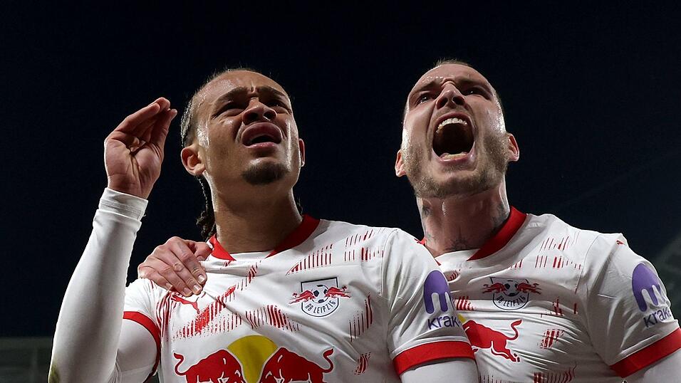 Xavi Simons richtet seinen Jubel gegen die RB-Fans.