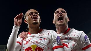Xavi Simons richtet seinen Jubel gegen die RB-Fans.