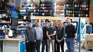 Ein Team voller 3D-Druck begeisterter: Christian Reil (rechts) mit seiner Frau, die ebenfalls in der Firma arbeitet und ein Teil der Mitarbeiter.