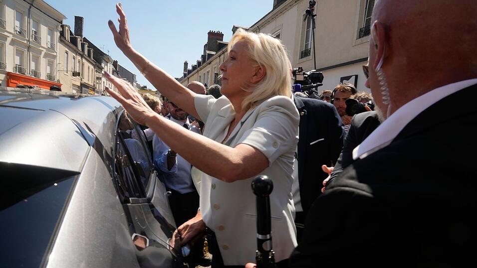 Le Pen meint, dass auch ihre Wählerschaft die gegen sie verhängte Haftstrafe für übertrieben hält. Le Pen meint, dass auch ihre Wählerschaft die gegen sie verhängte Haftstrafe für übertrieben hält.