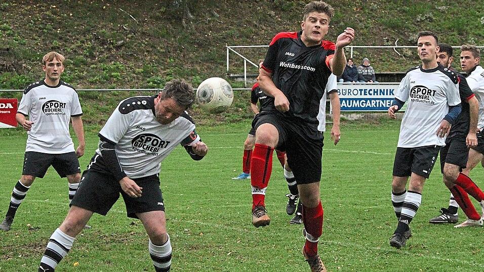 Aktuell liegt der SV Bernried (weiße Trikots) zwar nur auf Platz zwei in der A-Klasse Ost, doch SV-Coach Josef Haberl ist überzeugt, dass seine Truppe in den noch ausstehenden sieben Spielen den Direktaufstieg trotz starker Konkurrenz realisieren kann. Falls Corona nicht doch noch einen Strich durch die Meisterrechnung macht. Aktuell liegt der SV Bernried (weiße Trikots) zwar nur auf Platz zwei in der A-Klasse Ost, doch SV-Coach Josef Haberl ist überzeugt, dass seine Truppe in den noch ausstehenden sieben Spielen den Direktaufstieg trotz starker Konkurrenz realisieren kann. Falls Corona nicht doch noch einen Strich durch die Meisterrechnung macht.