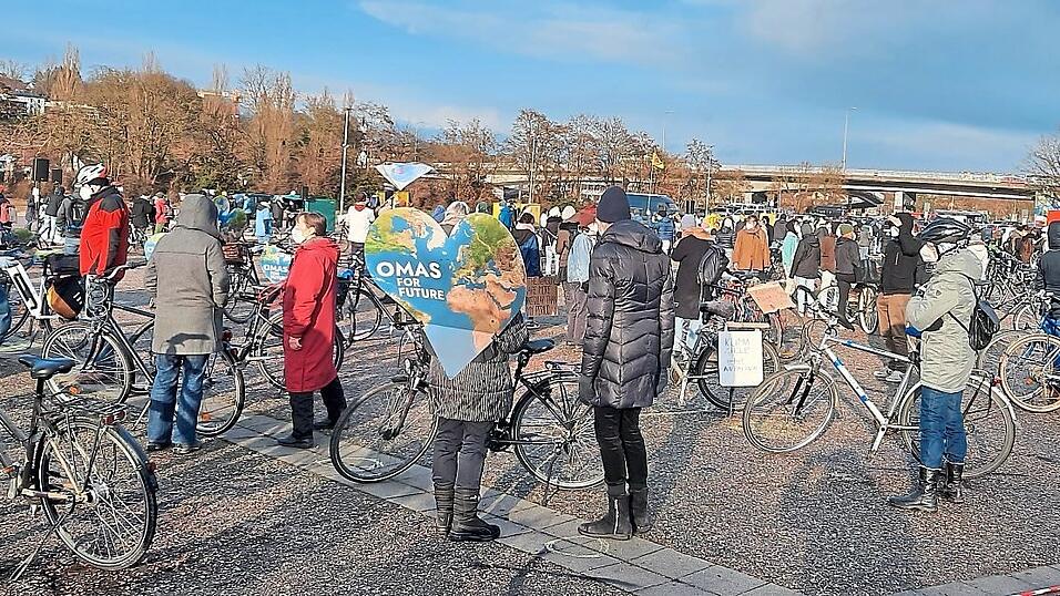 Auch Omas for Future sind sehr aktiv. Auch Omas for Future sind sehr aktiv.