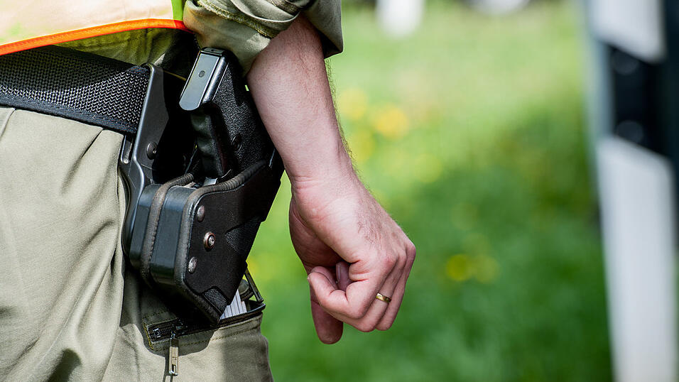 Raubüberfall am 30. Dezember 2015 am Westlichen Stadtgraben in Deggendorf. Die beiden Täter konnten unerkannt entkommen. (Symbolbild) Raubüberfall am 30. Dezember 2015 am Westlichen Stadtgraben in Deggendorf. Die beiden Täter konnten unerkannt entkommen. (Symbolbild)