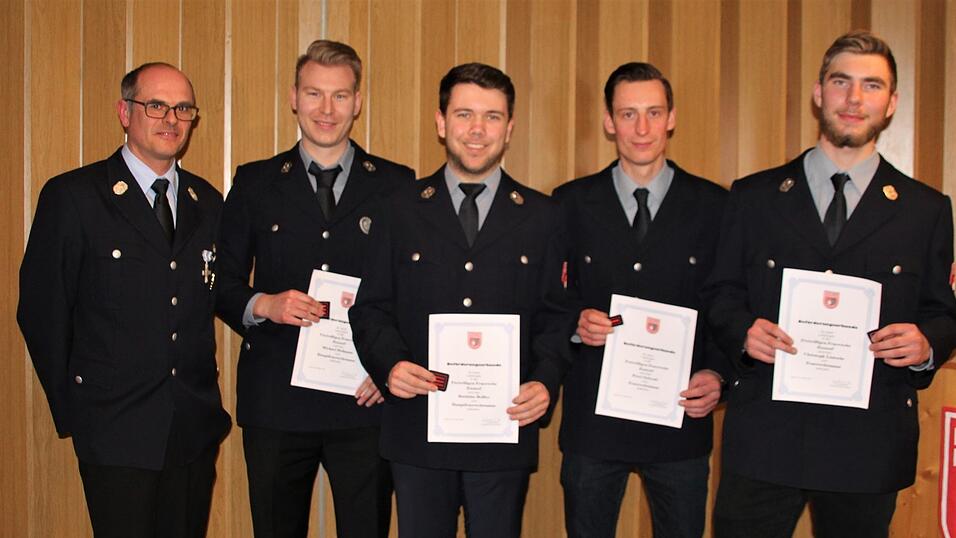 Von Kommandant Bernhard Schwarzbözl (v. l.) wurden Michael Hofmann, Matthias Beßler, Peter Schwab und Christoph Lintsche befördert.