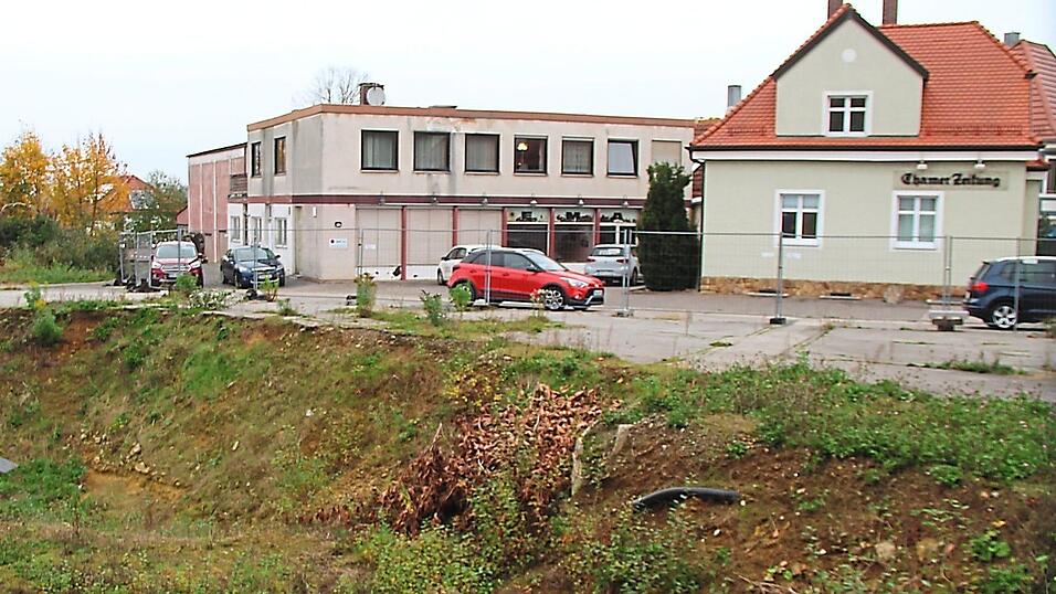 Seit Jahren eine Baugrube: das Brantl-Areal. Im Hintergrund das ehemalige Rodinger Kino und die Geschäftsstelle der Chamer Zeitung. Seit Jahren eine Baugrube: das Brantl-Areal. Im Hintergrund das ehemalige Rodinger Kino und die Geschäftsstelle der Chamer Zeitung.