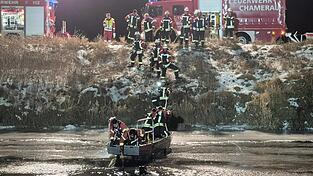 Feuerwehren rücken am Samstag mit dem Boot an, um einen Vierbeiner aus dem eisigen Regen zu retten. Feuerwehren rücken am Samstag mit dem Boot an, um einen Vierbeiner aus dem eisigen Regen zu retten.