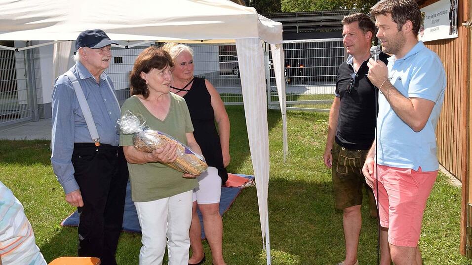 Bürgermeister Max Mader (r.) und zweiter Bürgermeister Reinhard Lauterbach (2.v.r.) würdigten (v.l.) Vorsitzenden Josef Ackermann (Donauschwaben) mit Theresia Ackermann (Donauschwaben) und Vorsitzende Annemarie Förster (Hodschager). Bürgermeister Max Mader (r.) und zweiter Bürgermeister Reinhard Lauterbach (2.v.r.) würdigten (v.l.) Vorsitzenden Josef Ackermann (Donauschwaben) mit Theresia Ackermann (Donauschwaben) und Vorsitzende Annemarie Förster (Hodschager).