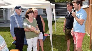 Bürgermeister Max Mader (r.) und zweiter Bürgermeister Reinhard Lauterbach (2.v.r.) würdigten (v.l.) Vorsitzenden Josef Ackermann (Donauschwaben) mit Theresia Ackermann (Donauschwaben) und Vorsitzende Annemarie Förster (Hodschager). Bürgermeister Max Mader (r.) und zweiter Bürgermeister Reinhard Lauterbach (2.v.r.) würdigten (v.l.) Vorsitzenden Josef Ackermann (Donauschwaben) mit Theresia Ackermann (Donauschwaben) und Vorsitzende Annemarie Förster (Hodschager).