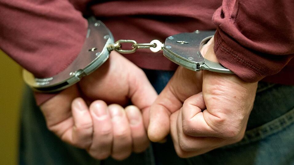 Nach einem Brand am Samstag in einem Mehrfamilienhaus nahm die Polizei einen 70-Jährigen fest. (Symbolbild) Nach einem Brand am Samstag in einem Mehrfamilienhaus nahm die Polizei einen 70-Jährigen fest. (Symbolbild)