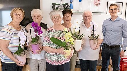 Blumen als Dankesch&ouml;n f&uuml;r die Mitarbeit gab es f&uuml;r Anita Neuhofer, Anita H&ouml;ll, Gisela Freundorfer, Angela Kellermeier und Waltraud Burkard; mit im Bild Gratulant Zweiter B&uuml;rgermeister Dominik Langner (von links).