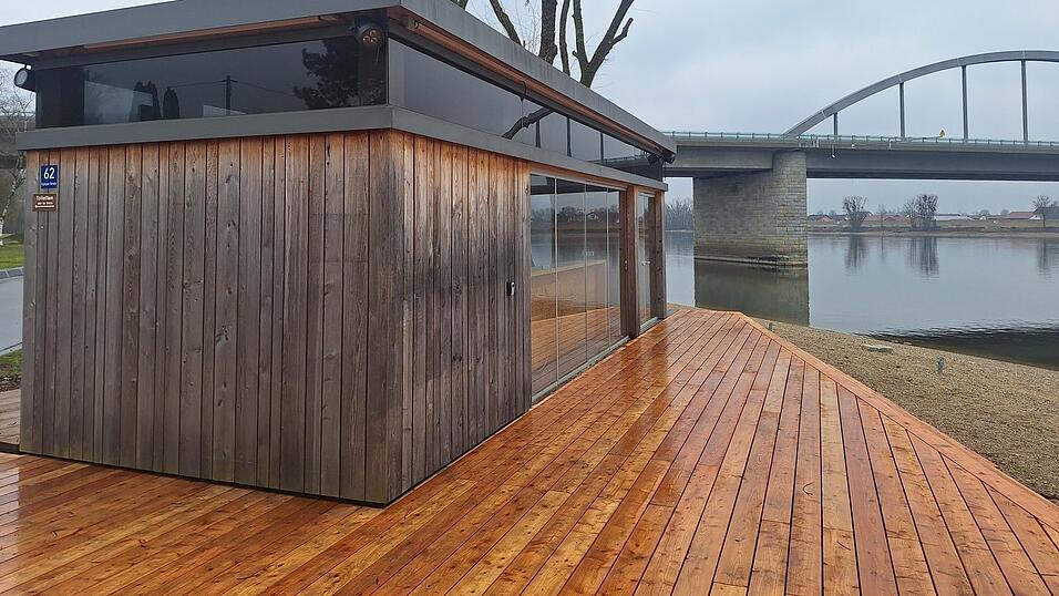 Die Strandbar steht und die Saison kann am Wochenende beginnen. Die Strandbar steht und die Saison kann am Wochenende beginnen.