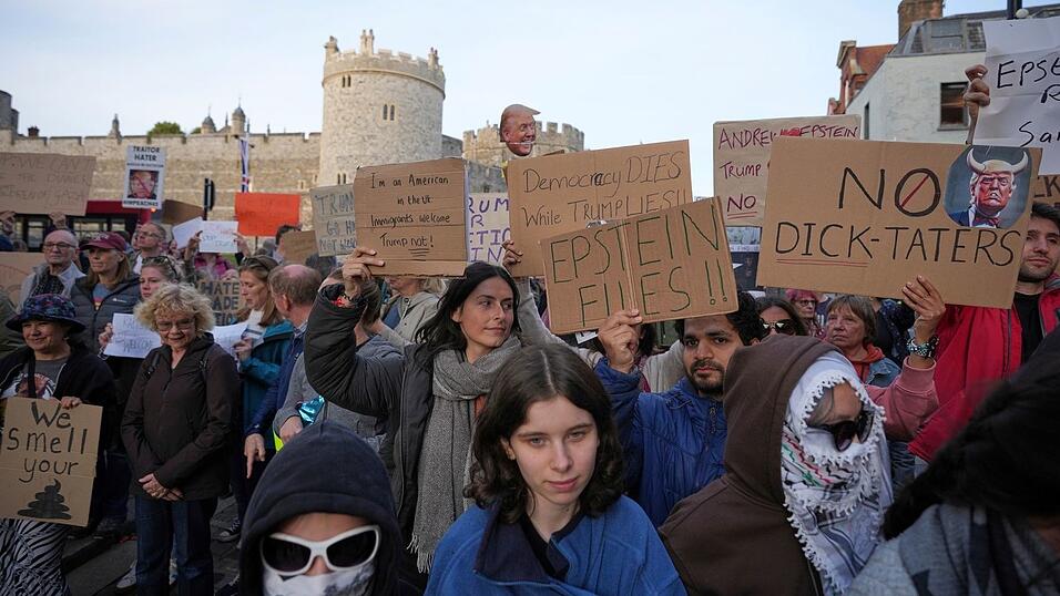Vor der Ankunft von US-Präsident Trump versammelten sich Demonstranten. (Archivbild)