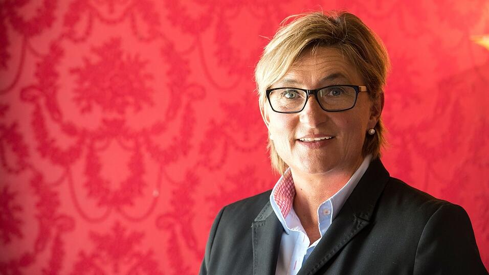 In etlichen Schulen w&uuml;rden die Hymnen schon jetzt zu entsprechenden Anl&auml;ssen abgespielt, in anderen aus p&auml;dagogischen Gr&uuml;nden nicht. Alle h&auml;tten ihre Gr&uuml;nde, sagt die Vorsitzende des Bayerischen Lehrer- und Lehrerinnenverbands (BLLV), Simone Fleischmann