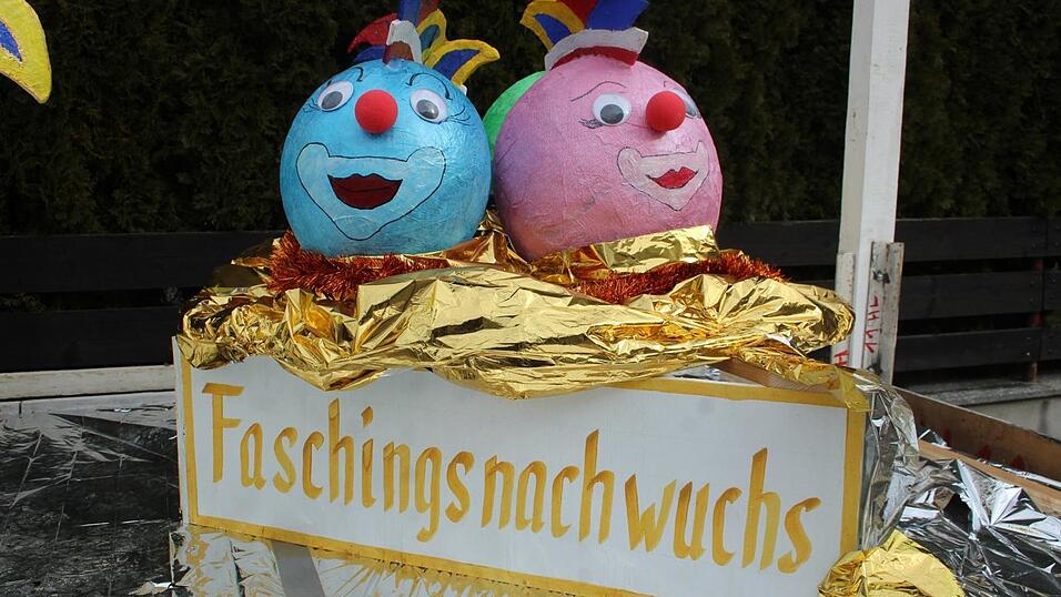 Viele Faschings-Fans haben sich am Samstag den Umzug in Langenbach angesehen. Viele Faschings-Fans haben sich am Samstag den Umzug in Langenbach angesehen.