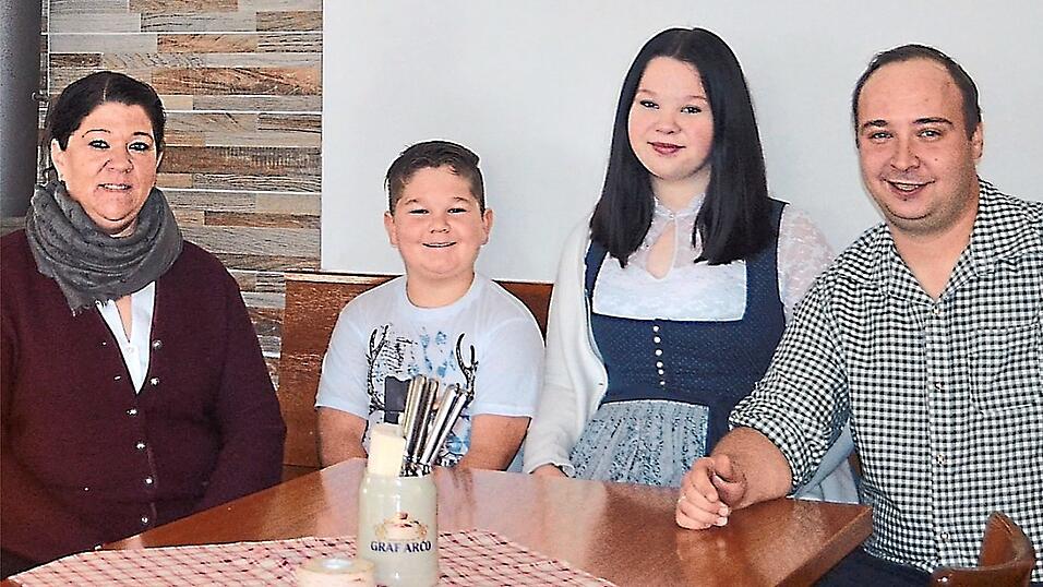 Voll Zuversicht legte die Familie Stangl im November 2022 in Buchhofen los: Sebastian Stangl mit Ehefrau Nicole und den Kindern Leonie und Tobias im 'Kirchawirt'.