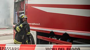 Die Feuerwehr ist mit einem Großaufgebot vor Ort. (Symbolbild)