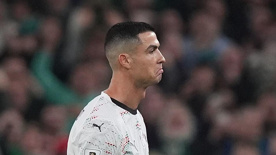 Cristiano Ronaldo verlässt den Platz nach seiner Roten Karte in Irland. Cristiano Ronaldo verlässt den Platz nach seiner Roten Karte in Irland.