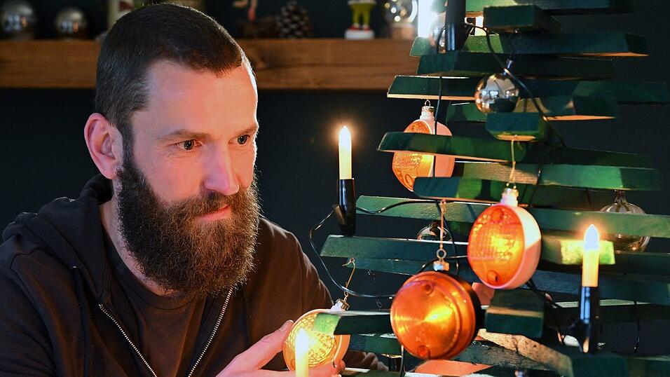 Jan Hofmann bietet seit diesem Jahr in einem Onlineshop Upcycling-Möbel aus originalen Moped-Teilen an.