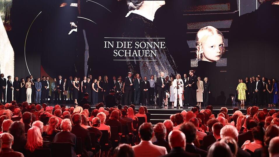 Das Drama «In die Sonne schauen» war der große Abräumer des Abends. Das Drama «In die Sonne schauen» war der große Abräumer des Abends.