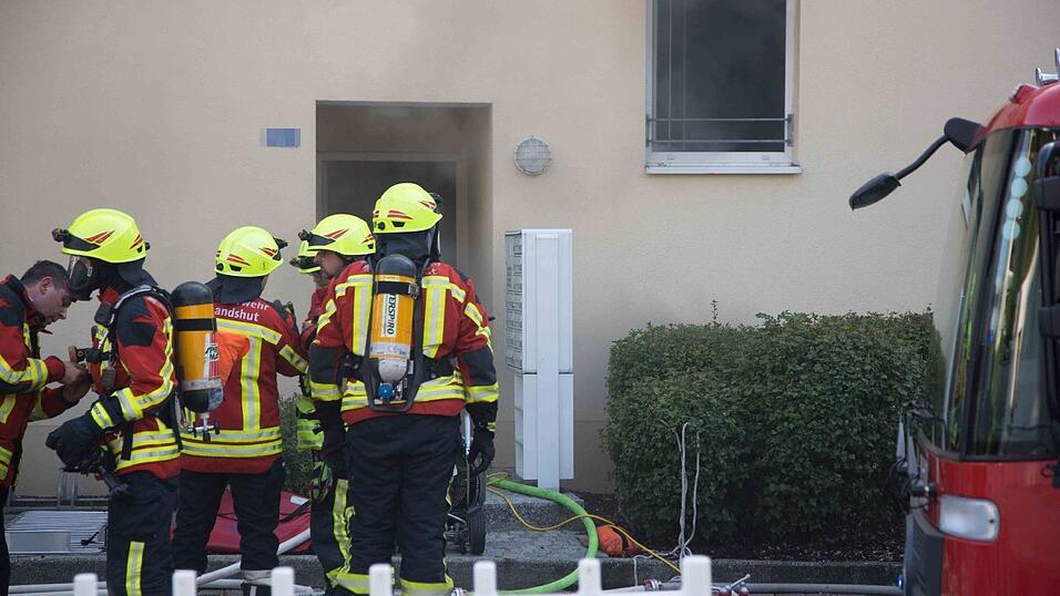 Am Montag musste die Feuerwehr gleich zweimal zu einem Brand in der Hagrainerstraße aufbrechen. Am Montag musste die Feuerwehr gleich zweimal zu einem Brand in der Hagrainerstraße aufbrechen.