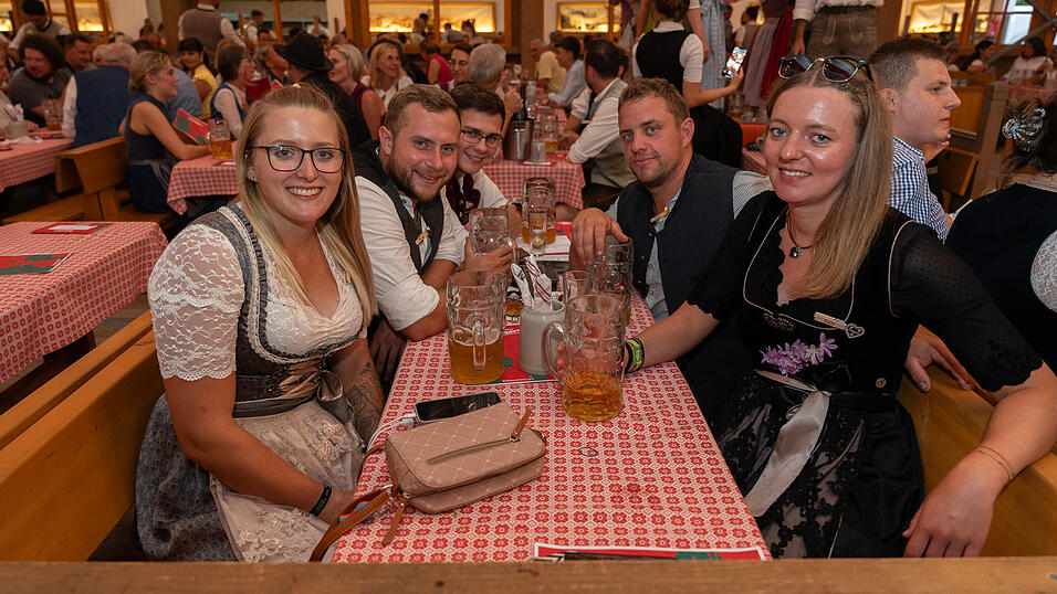 Die Partybilder vom Donnerstag, 17. August 2023, aus dem Festzelt Krönner. Die Partybilder vom Donnerstag, 17. August 2023, aus dem Festzelt Krönner.