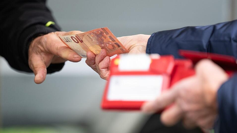 Viele Verbraucher sp&uuml;ren in ihrem Geldbeutel die gestiegenen Lebenshaltungskosten.