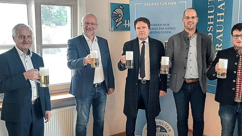 Stie&szlig;en auf die Zukunft des Landshuter Brauhauses am neuen Produktionsstandort im Landshuter Westen an (von links): Brauhaus-Aufsichtsratsvorsitzender Johann Eller, Oberb&uuml;rgermeister Alexander Putz, Brauhaus-Vorstand Alexander Saponjic, Vertriebsleiter Christoph Zellner und Braumeister Tobias Gmeiner.
