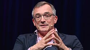 Andreas R&ouml;dder im Juni auf dem Philosophiefest phil. Cologne in K&ouml;ln: Der Historiker ist seit 2005 Professor f&uuml;r Neueste Geschichte an der Johannes Gutenberg-Universit&auml;t Mainz. Er ist Leiter der liberal-konservativen Denkfabrik Republik21, die er im November 2021 gr&uuml;ndete. Von Fr&uuml;hjahr 2022 bis September 2023 war er Vorsitzender der CDU-Grundwertekommission.