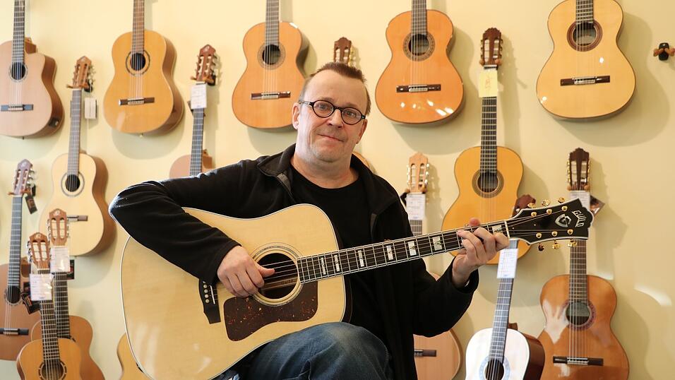 Uwe Alkofer hat 30 Jahre lang bei Sound Aktuell Gitarren verkauft - ab dem 4. Februar geht es für ihn im Pianohaus Metz weiter - seine Kollegen hören hingegen ganz auf. Uwe Alkofer hat 30 Jahre lang bei Sound Aktuell Gitarren verkauft - ab dem 4. Februar geht es für ihn im Pianohaus Metz weiter - seine Kollegen hören hingegen ganz auf.