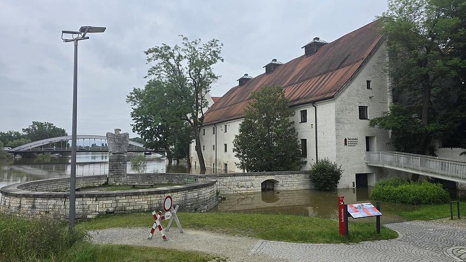 Der Hochwasserschutz rund um den Adler in Straubing wurde zusätzlich verstärkt. Am Dienstagmorgen reicht das Wasser bis zum Treppenaufgang. Der Hochwasserschutz rund um den Adler in Straubing wurde zusätzlich verstärkt. Am Dienstagmorgen reicht das Wasser bis zum Treppenaufgang.