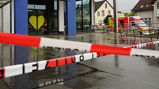 Ein 16-Jährigen wird brutal niedergestochen. Streit mit dem mutmaßlichen Täter gab es vorher laut Ermittlern nicht.