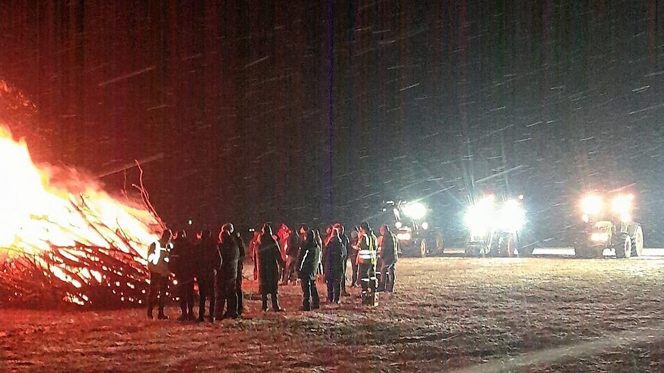Mit einem Mahnfeuer haben am Donnerstagabend Landwirte und auch weitere B&uuml;rger gegen das von der EU geplante Mercosur-Handelsabkommen protestiert. Sie wollen darauf aufmerksam machen, dass in den beteiligten s&uuml;damerikanischen L&auml;ndern erzeugte Lebensmittel nicht europ&auml;ischen Standards entsprechen. Beispielsweise d&uuml;rfen dort Pestizide eingesetzt werden, die in der EU l&auml;ngst verboten sind.