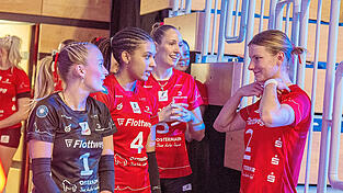 Aller guten Dinge sind drei: Pia Fernau (rechts) hat mit Schwerin und M&uuml;nster schon Erfahrungen in der 1. Bundesliga gesammelt - nun packt die Raben-Kapit&auml;nin mit Vilsbiburg im &bdquo;Oberhaus&ldquo; an. F&uuml;r Emely Brodowski (von links), Jeannette Huskic und Nadine Burbrink wird&rsquo;s dagegen eine Premiere.