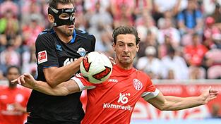 Paderborns Pieringer und Kohr von Mainz 05 lieferten sich ein umkämpftes Duell. Paderborns Pieringer und Kohr von Mainz 05 lieferten sich ein umkämpftes Duell.